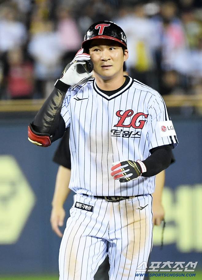 1일 잠실구장에서 열린 LG 트윈스와 NC 다이노스의 경기. LG 오지환이 파울 홈런 후 아쉬워하고 있다. 잠실=박재만 기자 pjm@sportschosun.com/2025.10.01/