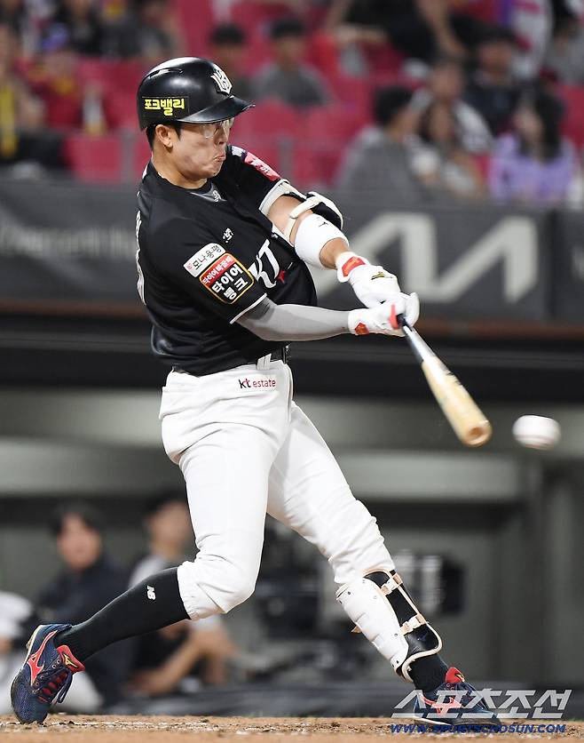 1일 광주 기아챔피언스필드에서 열린 KT-KIA전. 3회초 1사 1, 2루 허경민이 1타점 적시타를 치고 있다. 광주=정재근 기자 cjg@sportschosun.com/2025.10.1/