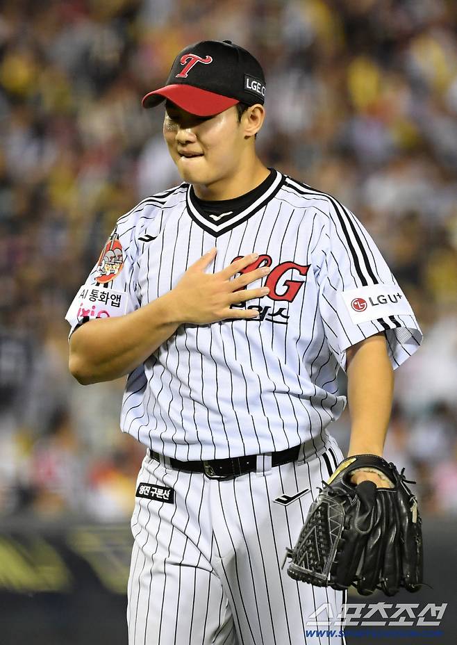 1일 잠실구장에서 열린 LG 트윈스와 NC 다이노스의 경기. 6회초 2사 만루 NC 권희동 안타성 타구를 LG 중견수 박해민이 잡아내자 김영우가 안도의 한숨을 내쉬고 있다. 잠실=박재만 기자 pjm@sportschosun.com/2025.10.01/