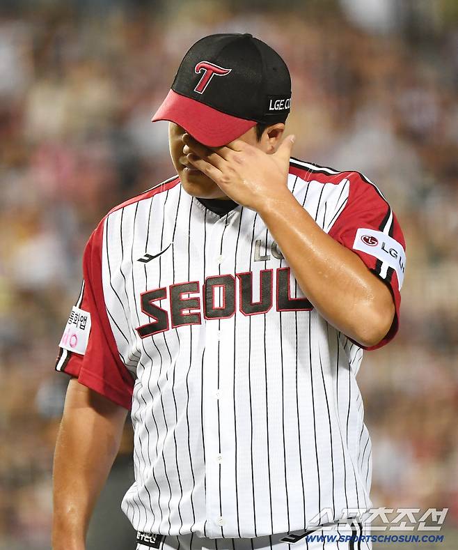 7일 서울 잠실구장에서 열린 SSG-LG전. 7회초 등판한 장현식이 1사 만루에서 교체되고 있다.  잠실=정재근 기자 cjg@sportschosun.com/2025.9.7/