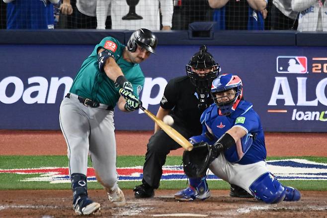 시애틀 매리너스 칼 롤리가 13일(한국시각) 로저스센터에서 열린 토론토 블루제이스와의 ALCS 1차전서 6회초 동점 솔로홈런을 터뜨리고 있다. Imagn Images연합뉴스