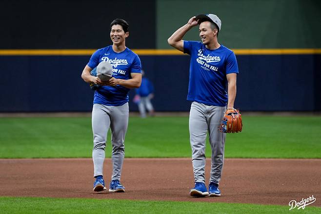 토미 에드먼과 웃으며 수비 훈련 중인 김혜성(왼쪽). 사진=LA 다저스
