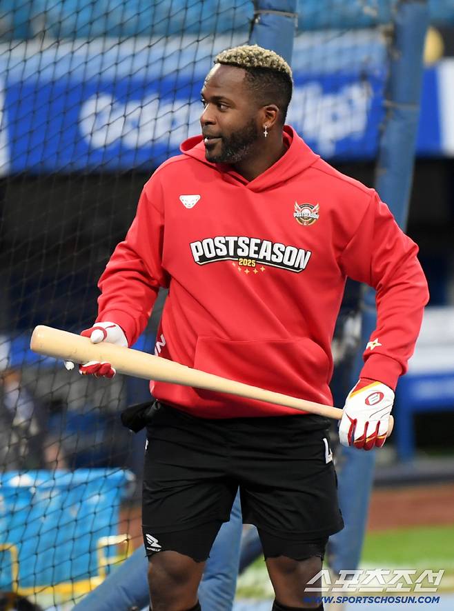 13일 대구 라이온즈파크에서 열린 삼성과 SSG의 준PO 3차전. SSG 에레디아가 분위기를 띄우고 있다. 대구=박재만 기자 pjm@sportschosun.com/2025.10.13/