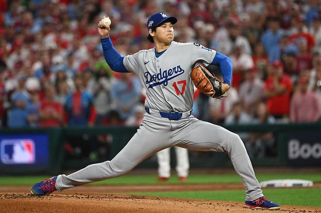 오타니 쇼헤이가 지난 5일(한국시각) 필라델피아 필리스와의 디비전시리즈 1차전에 선발등판해 힘차게 공을 뿌리고 있다. Imagn Images연합뉴스