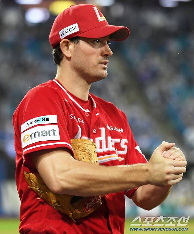 13일 대구 라이온즈파크에서 열린 삼성과 SSG의 준PO 3차전. SSG 앤더슨이 몸을 풀고 있다. 대구=박재만 기자 pjm@sportschosun.com/2025.10.13/