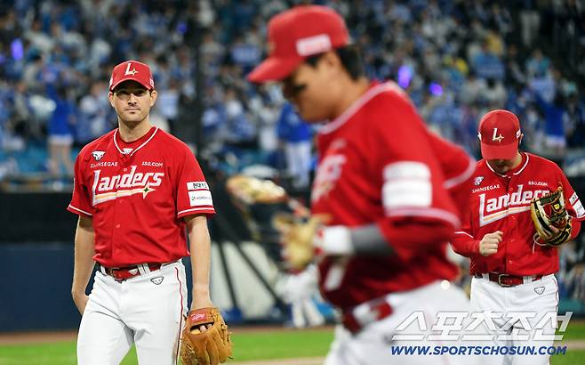 13일 대구 라이온즈파크에서 열린 삼성과 SSG의 준PO 3차전. 1회말 우천 중단 후 다시 마운드에 오른 SSG 선발 앤더슨이 삼자범퇴로 이닝을 마치고 있다. 대구=박재만 기자 pjm@sportschosun.com/2025.10.13/