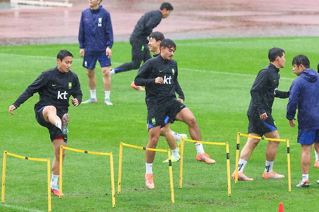 훈련하는 옌스 카스트로프

    (고양=연합뉴스) 서대연 기자 = 대한민국 축구 국가대표팀 옌스 카스트로프가 파라과이와의 평가전을 하루 앞둔 13일 경기도 고양시 고양종합운동장 보조구장에서 열린 공식훈련에 참여하고 있다. 2025.10.13