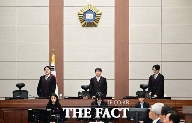 지귀연 부장판사(가운데)가 윤석열 전 대통령의 내란 우두머리 혐의 재판을 하기 위해 21일 오전 서울 서초구 서울중앙지법 417호 법정으로 들어오고 있다. 2025.04.21./뉴시스