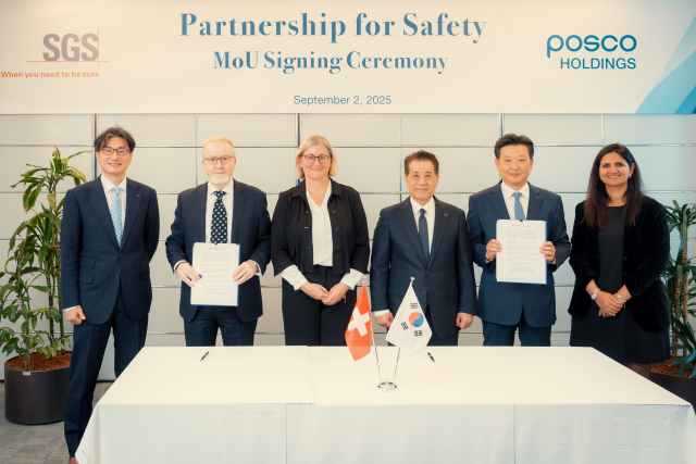 포스코그룹이 지난달 스위스 제네바에서 SGS와 포스코그룹 안전 관리 체계 혁신을 위한 MOU를 맺었다. (왼쪽 두 번째부터) SGS 말콤 리드 유럽 총괄, 마르타 블라치코바 CFO, 포스코그룹 장인화 회장. /포스코그룹
