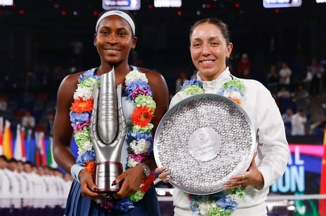 우한오픈에서 페굴라를 꺾고 첫 우승을 한 코코 고프(왼쪽)