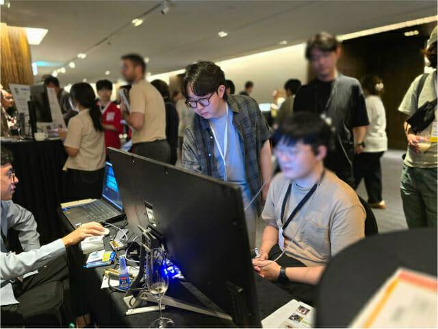 GIST 연구진이 이달 초 열린 관련 학회 참석자들에 '이어프레셔 VR’ 디바이스 체험을 안내하고 있다.(사진=GIST)