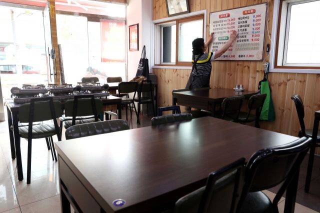 서울에서 한 식당을 운영하는 자영업자가 메뉴판을 수정하고 있다. 아시아경제
