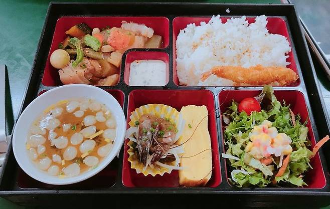 직장인들의 사무실 출근이 늘어나면서 외식비 고공행진에 맞춰 직원식당을 강화하는 움직임이 일본 기업 사이에서 늘고 있다. 기사의 이해를 돕기 위한 자료사진. 게티이미지