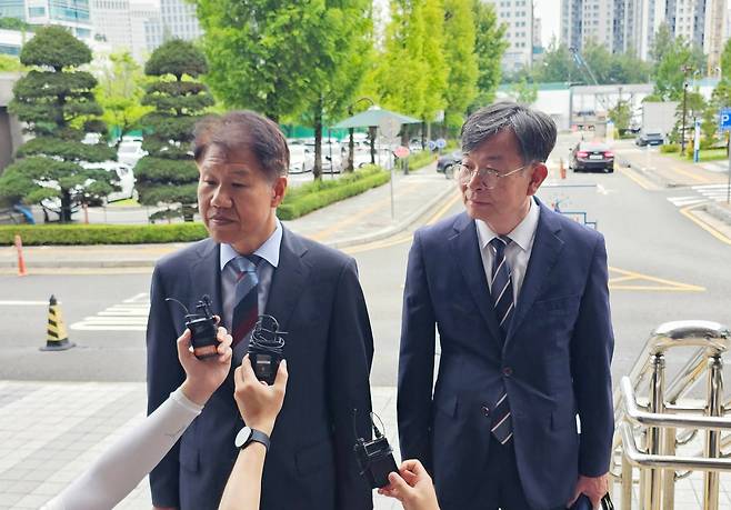 지난 7월 16일 김수현(왼쪽)·김상조 전 청와대 정책실장이 대전지법에서 열린 통계법 위반 혐의 사건 공판에 출석하기에 앞서 기자들의 질문에 답하고 있다. /연합뉴스