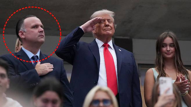 지난달 미국 뉴욕에서 열린 US 오픈 경기장에 모습을 드러낸 도널드 트럼프 대통령. 트럼프 왼쪽에 서 있는 사람이 댄 스카비노 신임 백악관 인사국장이다./Imagn Images 연합뉴스