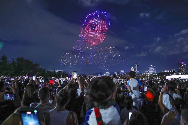 지난달 7일 서울 광진구 뚝섬한강공원에서 열린 '2025 한강 불빛 공연(드론 라이트쇼)'에서 1,200여 대의 드론이 '케이팝데몬헌터스(케데헌)' 캐릭터들의 모습을 이루며 밤하늘을 수놓고 있다. /뉴스1