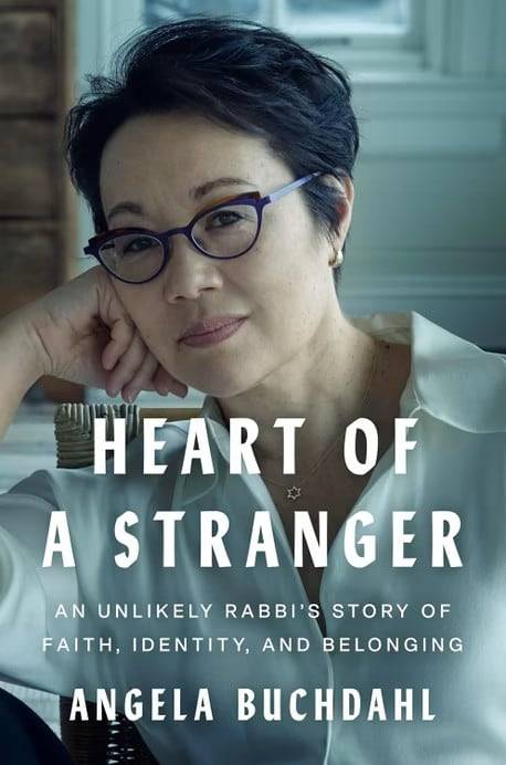뉴욕 센트럴 유대교 회당의 안젤라 부흐달 수석 랍비가 쓴 자서전 Heart of a Stranger 표지. 그는  이 책에서 "인생의 대부분을 유대 공동체에서 '이방인'으로 살았지만, 이방인으로 사는 경험을 이해할 때 소외되고 배제된 이들에 대한 깊은 공감을 배우게 된다"고 썼다.