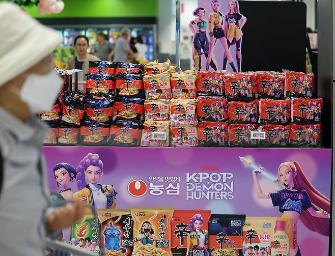 서울 시내 한 마트에 농심과 넷플릭스가 협업한 '케이팝 데몬 헌터스' 스페셜 제품이 진열돼 있다. /뉴스1