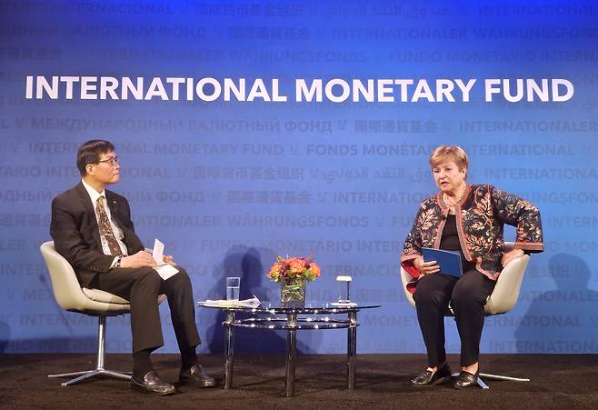 이창용 한국은행 총재가 지난 18일(현지 시각) 워싱턴DC 국제통화기금(IMF) 본부에서 크리스탈리나 게오르기에바 IMF 총재와 대담하고 있다. /연합뉴스