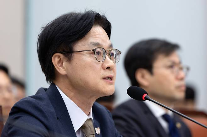 김정관 산업통상부 장관이 13일 서울 여의도 국회에서 열린 산업통상자원중소벤처기업위원회 국정감사에 출석해 의원 질의에 답변하고 있다. /뉴스1