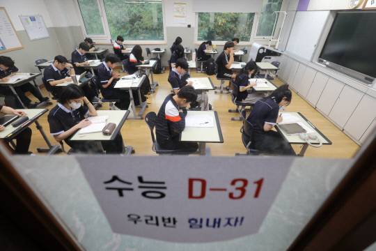 대학수학능력시험이 30여 일 앞으로 다가온 13일 세종 한솔고등학교에서 고3 학생들이 공부에 몰두하고 있다. 김영태 기자