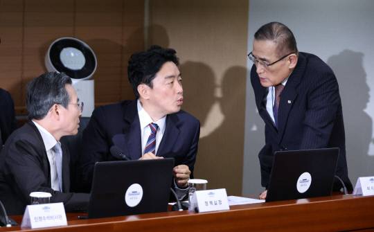 강훈식 대통령비서실장(가운데)과 위성락 국가안보실장(오른쪽), 김용범 정책실장이 13일 용산 대통령실에서 열린 수석보좌관회의에서 대화하고 있다. 연합뉴스