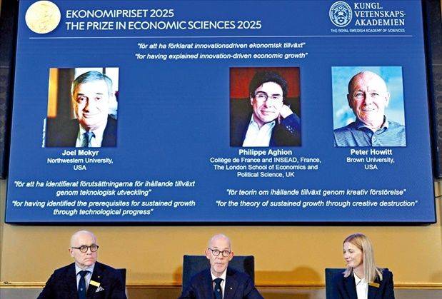 스웨덴 왕립과학원 노벨 위원회가 13일(현지시간) 수도 스톡홀름에서 2025년 경제학상 수상자를 발표하고 있다. 화면 왼쪽부터 조엘 모키어 미국 노스웨스턴대 교수, 필리프 아기옹 프랑스 콜레주 드 프랑스 교수, 피터 하윗 미국 브라운대 교수. ⓒ AFP/연합뉴스