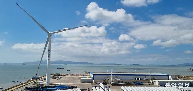 9월 26일 찾은 중국 푸젠성 푸칭에 있는 ‘푸젠 싼샤 해상풍력 국제산업단지’. 거대한 풍력발전 설비 주변으로 이 단지에서 만들어진 수십 개의 블레이드가 조립을 기다리고 있다. 푸젠=이채린 동아사이언스 기자 rini113@donga.com