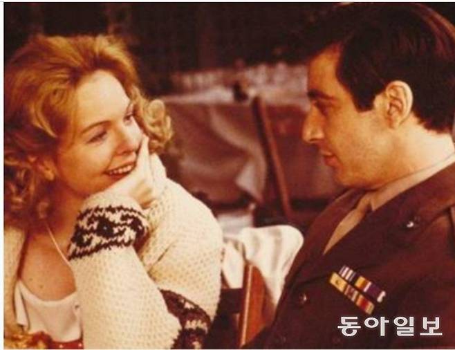 고인은 영화 ‘대부’ 시리즈에선 마이클 콜리오네(알 파치노)의 부인 케이 애덤스 역(왼쪽)으로 출연했다. 동아일보DB