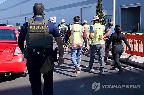 미 조지아 공장 단속하는 연방당국 요원. 연합뉴스