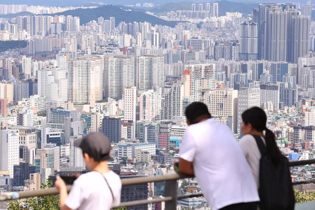 서울 남산에서 바라본 아파트 단지. [연합뉴스 제공]