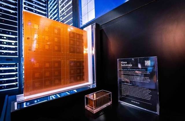 올해부터 내년 사이 반도체용 유리 기판 시장이 본격적으로 확대될 것이라는 전망이 나왔다. 사진은 SKC가 올해 1월 'CES2025'에서 선보인 반도체 글라스 기판. SCK 제공