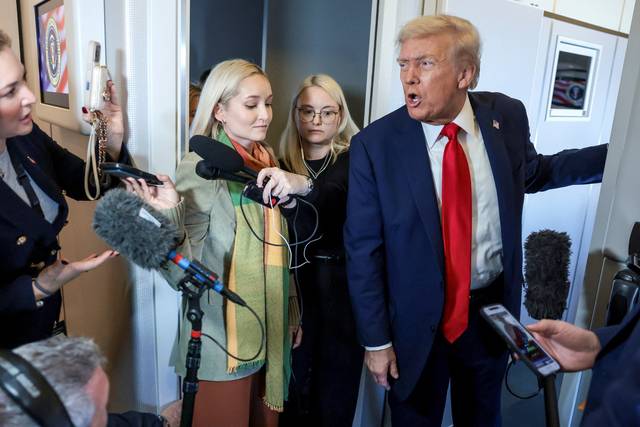 도널드 트럼프 미국 대통령이 이스라엘로 향하는 전용기 안에서 기자들의 질문에 답하고 있다. 로이터 연합뉴스