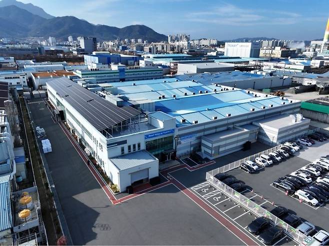 구미시가 '에너지 혁신 중심도시'로 거듭나고 있다. 사진은 공장 위에 설치된 태양광 전경. 구미시 제공