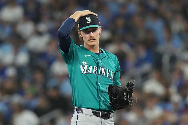 시애틀 매리너스의 투수 브라이스 밀러가 13일(한국시각) 캐나다 토론토 로저스센터에서 열린 메이저리그 아메리칸리그 챔피언십시리즈 1차전에서 공을 던진 뒤 모자를 만지고 있다. 토론토/AP 연합뉴스