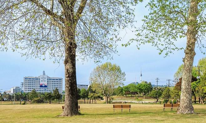 윤석열 정부가 2023년 기존의 용산공원 조성 계획을 무시하고 졸속 조성한 용산 어린이정원. 왼쪽 뒤로 대통령실이 보인다. 국토교통부 제공.