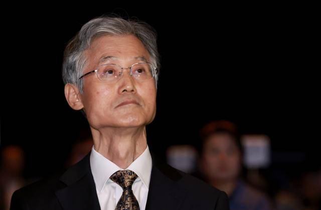 조희대 대법원장이 지난달 22일 서울 중구 신라호텔에서 열린 '2025 세종 국제 콘퍼런스' 개회식에 참석해 굳은 표정을 지은 채 단상을 바라보고 있다. 연합뉴스