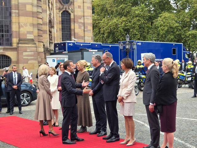 지난 3일 독일 통일 35주년 기념식을 축하하기 위해 자르브뤼켄을 찾은 에마뉘엘 마크롱 프랑스 대통령을 환영하는 프리드리히 메르츠 독일 총리. 자르브뤼켄=정승임 특파원