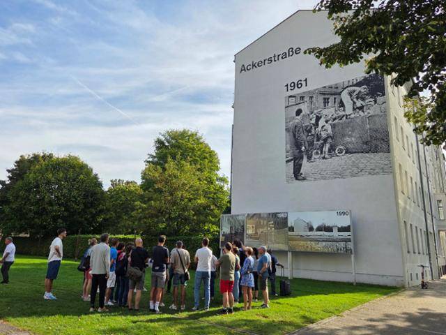 지난달 20일 독일 시민과 관광객들이 1961년 베를린 장벽이 처음 세워졌던 베르나우 거리의 전시물들을 둘러보고 있다. 베를린=정승임 특파원