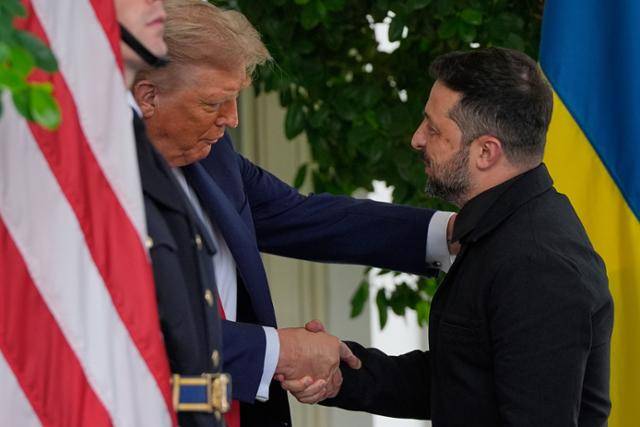 도널드 트럼프(왼쪽) 미국 대통령이 8월 18일 백악관에 도착한 볼로디미르 젤렌스키 우크라이나 대통령을 맞이하고 있다. 워싱턴=AP 뉴시스