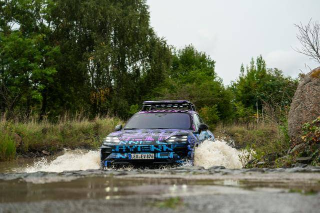 포르쉐 카이엔 일렉트릭이 독일 라이프치히에 있는 포르쉐 익스피리언스 센터(PEC) 내 오프로드 코스에서 깊이 50㎝에 달하는 물길을 거침없이 건너고 있다. 포르쉐 제공