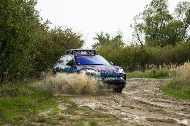 15개 오프로드 코스 가운데 진흙 구간을 통과하고 있는 카이엔 일렉트릭. 포르쉐 제공