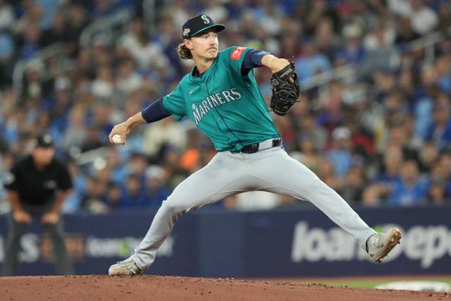 시애틀 선발 브라이언 밀러가 13일 캐나다 온타리오주 토론토 로저스센터에서 열린 토론토와의 2025 MLB 포스트시즌 ACLS 1차전에서 역투하고 있다. 토론토=AP 연합뉴스
