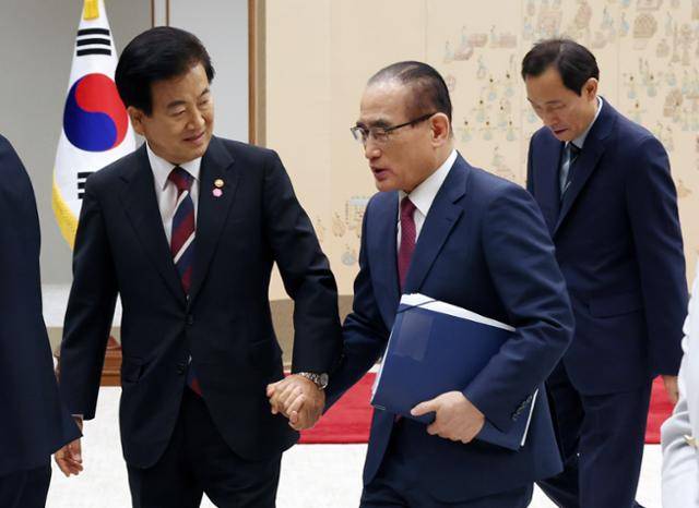 정동영 통일부 장관과 위성락 국가안보실장이 7월 28일 용산 대통령실에서 신임 국무위원 및 국세청장 임명장 수여식 후 대화하며 행사장을 나서고 있다. 대통령실사진기자단