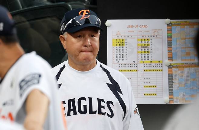 <yonhap photo-4053="">(대전=연합뉴스) 김준범 기자 = 12일 대전 한화생명이글스파크에서 열린 프로야구 롯데 자이언츠와 한화 이글스의 경기. 한화 김경문 감독이 선수들을 바라보고 있다. 이날 한화가 승리하면 김 감독은 KBO리그 역대 세 번째로 1천승 감독이 된다. 2025.8.12 psykims@yna.co.kr/2025-08-12 19:01:31/ <저작권자 ⓒ 1980-2025 ㈜연합뉴스. 무단 전재 재배포 금지, AI 학습 및 활용 금지></yonhap>
