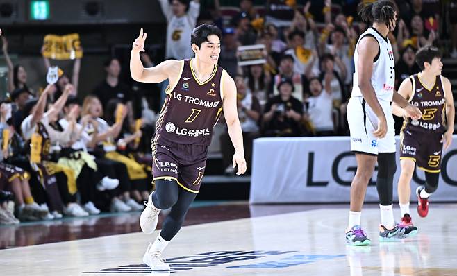 LG 유기상이 12일 창원체육관에서 열린 KT와의 정규리그 홈경기서 3점슛을 터뜨린 뒤 세리머니를 펼치고 있다. 사진=KBL