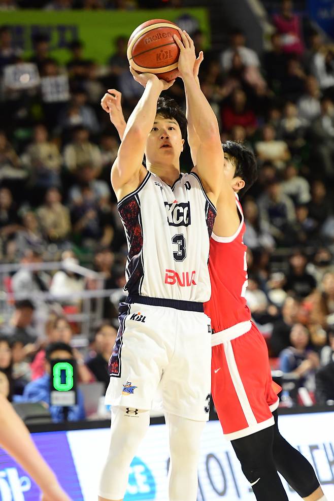 KCC 허웅이 13일 잠실학생체육관에서 열린 SK와의 2025~26 LG전자 프로농구 정규리그 경기 중 슛을 시도하고 있다. 사진=KBL