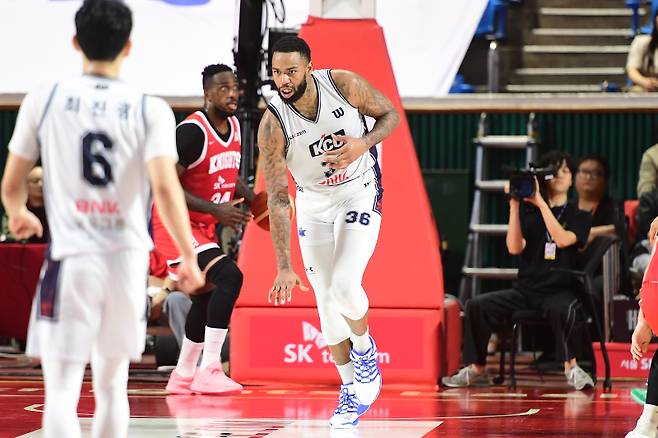 KCC 숀 롱이 13일 잠실학생체육관에서 열린 SK와의 2025~26 LG전자 프로농구 정규리그 경기 중 득점에 성공한 뒤 세리머니를 하고 있다. 사진=KBL