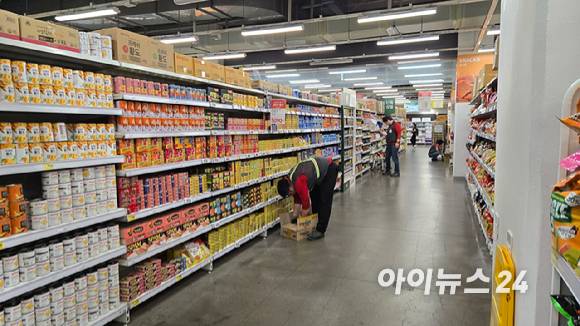 서울의 한 홈플러스에서 직원들이 물건을 정리하고 있다.