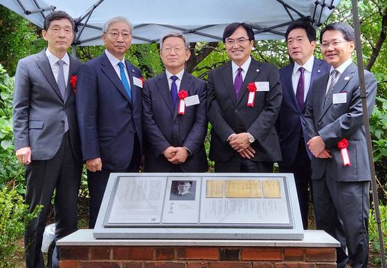 지난 11일 일본 도쿄 릿쿄대에서 시인 윤동주 기념비 제막식이 열렸다. 왼쪽부터 이혁 주일대사, 윤동섭 연세대 총장, 윤동주 조카인 윤인석 성균관대 명예교수, 니시하라 렌타 릿쿄대 총장, 후쿠다 히로아키 릿쿄학원 이사장, 고하라 가쓰히로 도시샤대 학장. 오누키 도모코 특파원